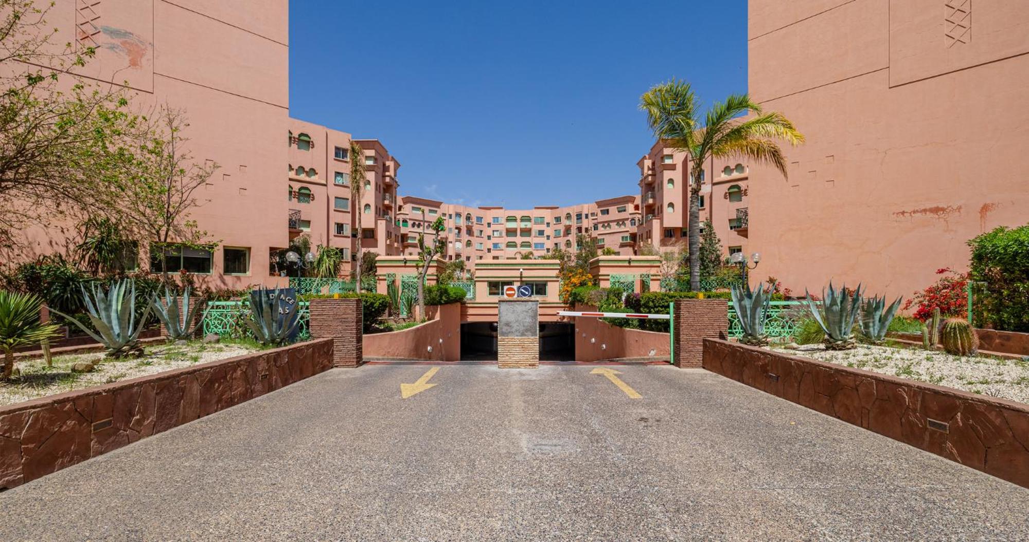 マラケシュCharming 2-Bed Oasis Pool Viewアパートメント エクステリア 写真
